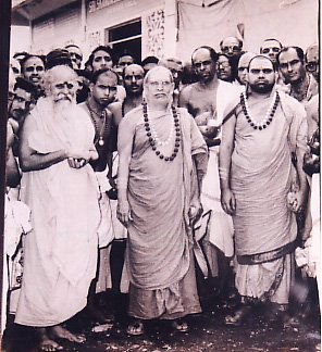 swamisanthanandawiththesankaracharyasofshringerimath.jpg